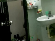 居家美眉洗澡被拍