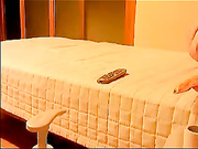 在床上 小狗在旁边