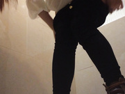 穿溜冰鞋上厕所