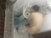 对面合租的两个女生洗澡也不挂个窗帘,两具白花花的裸体在我眼前晃