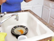 丰满的金发女郎嗦弄大鸡巴喜欢深喉刺激的感觉