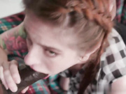 纹身荡妇安娜·德维尔自慰被她的大黑继父性交