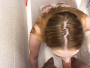 继女在她母亲离开家时引诱我，并且不让我射精，因为我买了小号