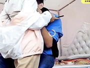 父女乱伦-女儿刚放学回家衣服还没来的及脱就被父亲吃奶摸B 爆操