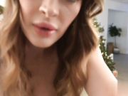 杰德·马里斯问斯特布罗，“我想知道你的拐杖糖味道如何。”