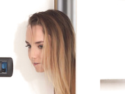 娇小的金发女郎莫娜在卧室里做爱