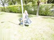 娇小的金发少女奥布里·玛丽用杰马克 的大鸡巴和火辣的精液对待她的粉红阴户