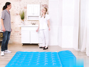 令人惊叹的女按摩师奥克塔维亚红让她的客户射在她的巨乳上