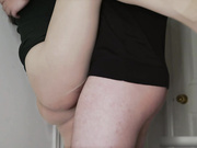 下班后的寂寞人妻-被弟弟忍不住要玩弄自己淫穴