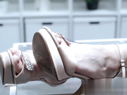 新人格雷西·简在等待经纪人时与火辣模特海莉·里德做爱