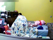 精品推薦 居家攝像頭黑客破解拍攝到的小情侶居家過性生活 主動騎坐雞巴上扭動爽得嗷嗷直叫 露臉高清