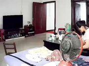 居家攝像頭黑客破解拍攝到的中年大叔與媳婦大床上過性生活 貌似威力不減當年啊 露臉高清