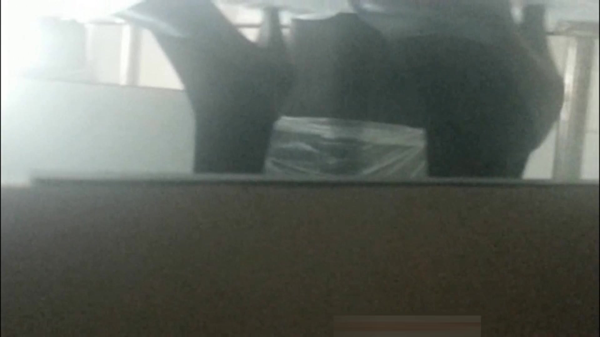 某寫字樓公共女廁拍攝到的美女白領如廁 貌似上班時間還玩手機被發現潛入女廁玩 露臉高清