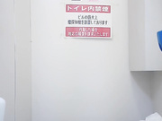 某站最新流出-潮流購物商城公共坐廁拍攝到的幾個氣質年輕美女如廁 有個妹子喜歡嘴裏叼著衛生巾逼毛性感誘惑 720P高清