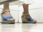 國內廁拍大神潛入某大廈寫字樓公共女廁偷拍幾個白領小姐姐噓噓 貌似逼逼被操多得黑了 1080P高清