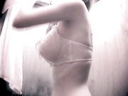 精品推薦 近距離偷拍一個超大的吊鍾奶美少女洗澡更衣 雪白肌膚堅挺美乳看得讓人欲火焚身 1080P高清原版