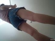 某大型商場公共衛生間全景偷拍各式美女少婦如廁 有個超性感牛仔短褲妹子肥臀大屁股看得欲火焚身 原版高清