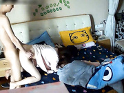 居家攝像頭黑客破解拍攝到的身材性感漂亮美女大白天中午和老公床上啪啪過性生活 逼毛旺盛性欲超強 720P原版高清