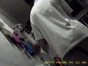 真实偷拍清纯学妹洗澡，学生妹身材不错