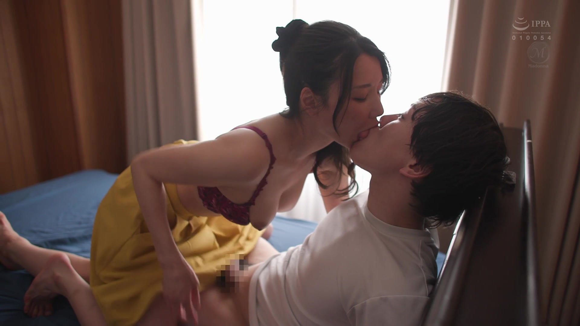 [JUQ-998] 汗ほとばしる人妻の圧倒的な腰振りで、僕は一度も腰を動かさずに中出ししてしまった。 加藤あやの - 5of5