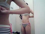 精品推薦 泳衣專賣店拍攝到的各式漂亮妹子試穿各種泳衣 一對粉嫩奶子看得讓人欲火焚身 原版高清