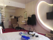 夜宴系列之身材纖細漂亮大學生兼職平面模特工作室拍內衣廣告 被攝影師偸錄換衣全過程 720P高清原版