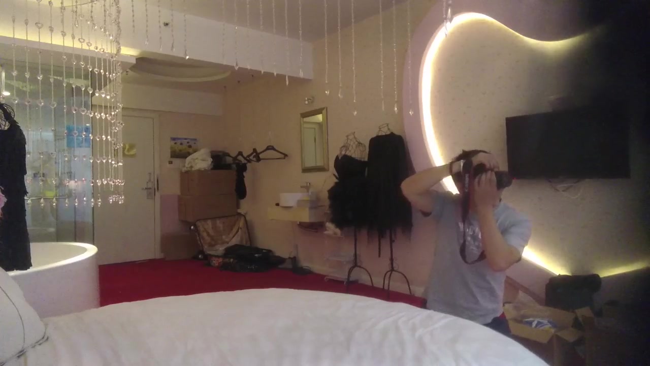 夜宴系列之身材纖細漂亮大學生兼職平面模特工作室拍內衣廣告 被攝影師偸錄換衣全過程 720P高清原版