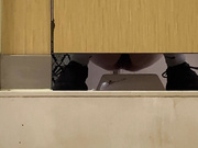 最新流出-商場公共女廁偷拍各式美女少婦如廁噓噓 貌似差點被個警覺妹子發現 4K高清原版