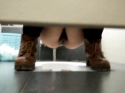 最新流出國內大神尾隨美女進入公共女廁近距離拍攝 形態各異姿勢肥嫩逼逼看得誘惑十足 1080P原版高清