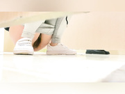 最新流出國內廁拍大神潛入某購物中心隔板女廁偷拍幾個美女如廁噓噓 雪白大屁股看得欲火焚身 1080P高清無水印