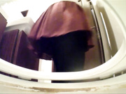 某酒店公共衛生間不同視角拍攝到的食客美女少婦如廁噓噓 顏值得蠻高的 720P原版高清