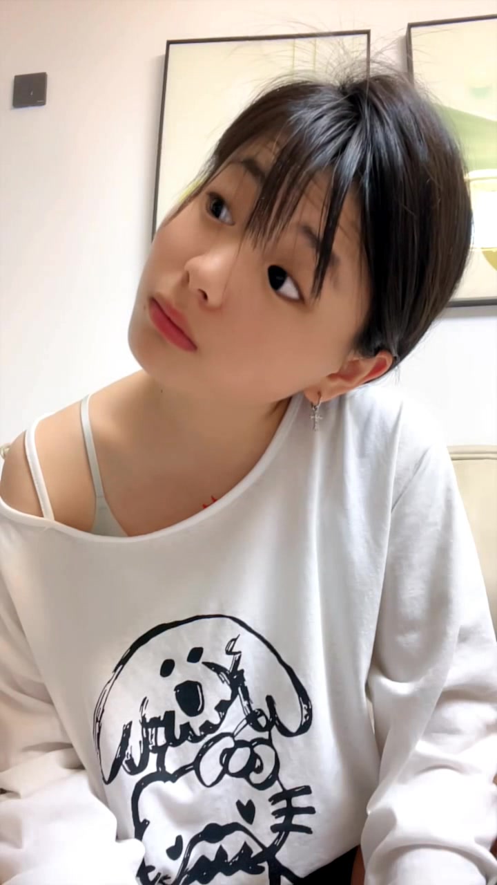 颜值很高的妹子全程露脸满背纹身，被好姐妹在奶子上写骚逼求草，掰开骚穴给狼友看特写撅着屁股发骚烟燎逼毛