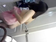 可愛小蘿莉洗完澡自拍 木耳粉嫩 貌似還沒怎麼開發