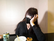 趁着大哥出差灌醉嫂子偷家，在反抗中嗔吟异常真实~唔唔~不要疼~强硬输出抽插最终内射都不像演的