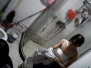 【贵在真实】，冒死趴窗偷拍隔壁出租屋卫生间，合租嫩姐妹日常嘘嘘和洗澡