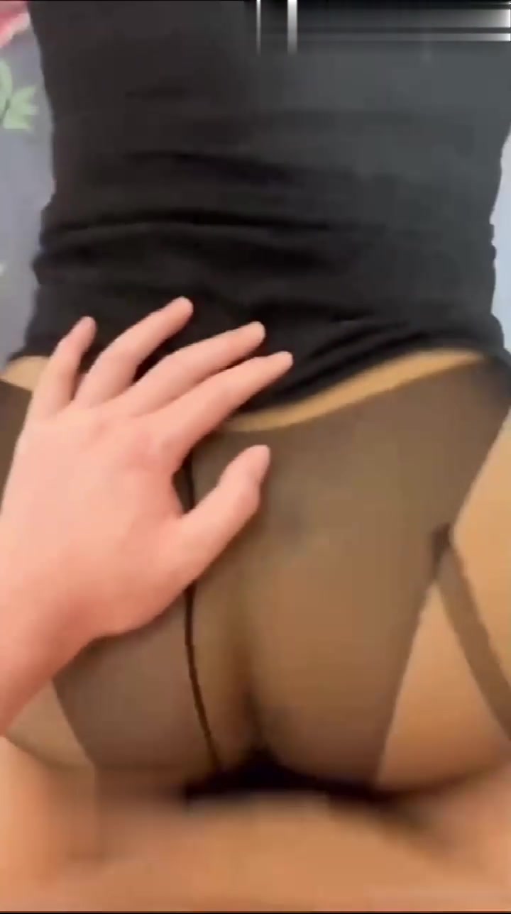 人妻的老公出差，她一个人在家看娃，我偷偷来她家，背着她儿子狂操她