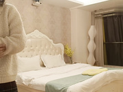 短发神颜女大学生变身金主胯下尤物：平躺式口交，无套后入翘臀内射爽翻金主.