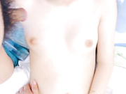 喂不饱的小妖精全程露脸跟大哥玩3P，让两哥轮流爆草干尿了，深喉口交大鸡巴多体位爆草蹂躏，骚穴特写好刺激