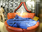 这是啥主题酒店啊有炮机铁链单眼皮小胖和制服女友看着动作片啪啪