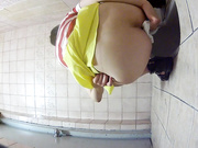 躲进女厕偷窥撅屁股嘘嘘的白胸罩足球宝贝,丰满白嫩的屁屁和肥厚诱人的小穴馋得直流口水