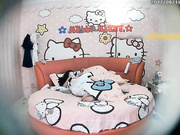 hello kitty主题房偷拍漂亮可爱的大学美女和男友啪啪时操的可能有点痛了,准备操第2次时赶紧跑下床说：我就躺地上不给你操了!