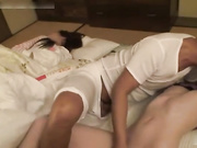 剧情演绎美女装睡被大老总干不敢反抗，旁边2闺蜜看到在自慰