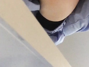 终于偷拍到车间女神WC了，雪白的大屁股，激动的双手颤抖