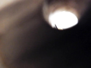 国内牛人潜入商场厕所从隔板下面侧拍美女嘘嘘2