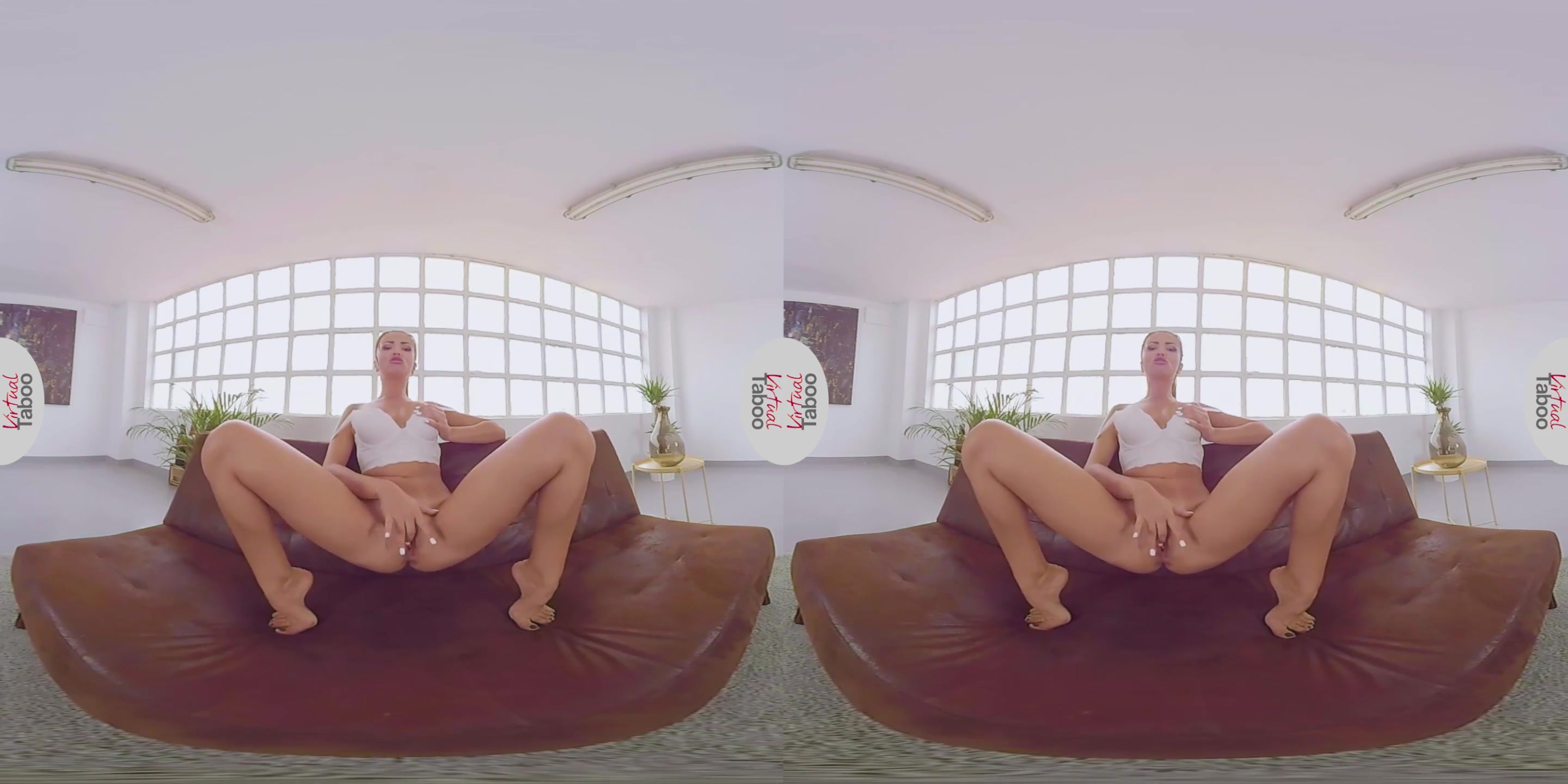 Posh Alyssia Kent ready for good fuck in VR