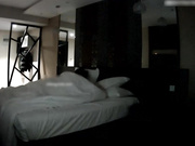 情趣酒店11月最新超豪华套房偷拍汉奸头小伙和女网友约炮搞完好奇的摆弄避孕套里的精子