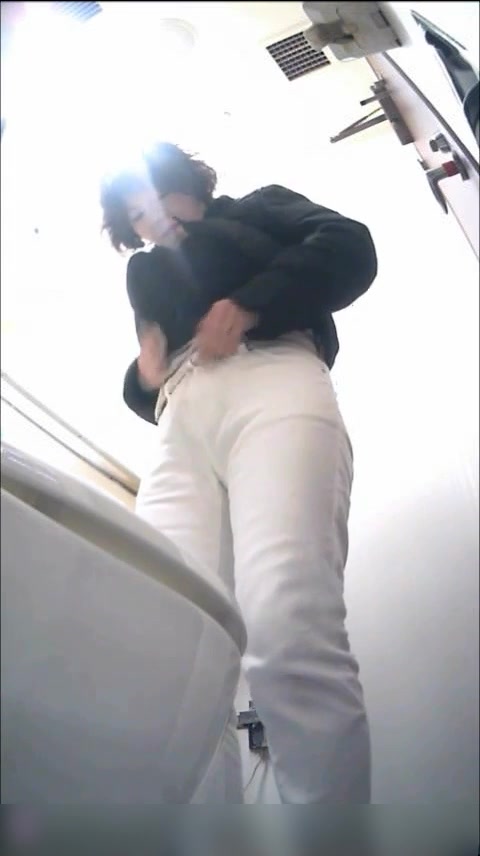 美女如云的餐厅高级坐厕偷拍第36季大冷天还穿短裤的美眉