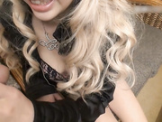 爱玩夜店的小虎牙金发芭比娃娃，爱笑的小姐姐通常都很多水，一摸果然如此！