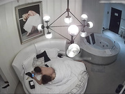 喷血推荐-豪华套房偷拍咖啡店上班的漂亮气质美女被老板带到酒店正操着时接到家里电话让去相亲,被狠操3次!