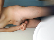 大学男生寂寞难耐，在厕所里打飞机，最后抽搐了